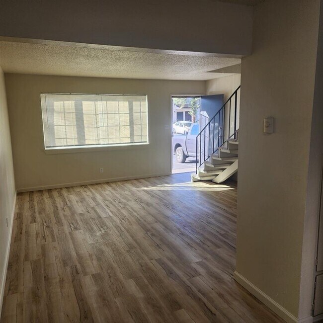 Town House Apartments - Town House Apartments