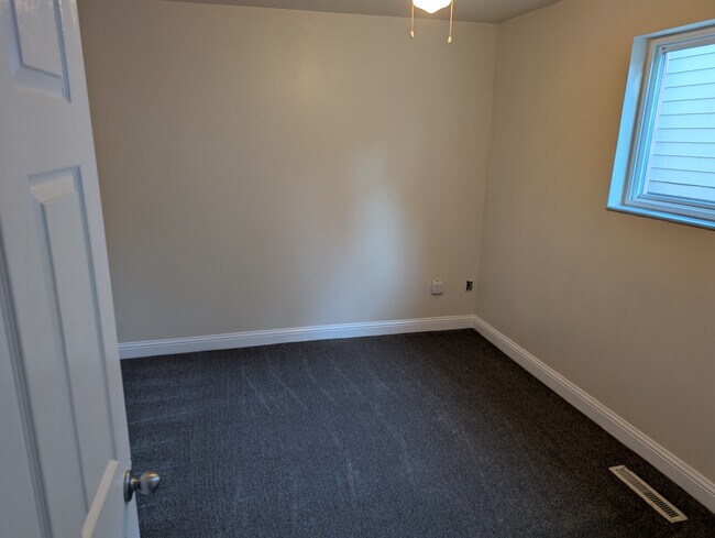 Building Photo - 2544 S Park St Unit Lower Rental