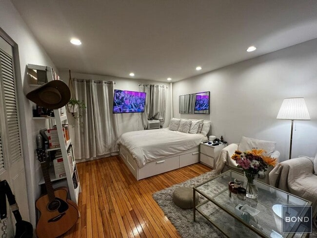 Building Photo - 30 Charlton St Unit 1K Rental