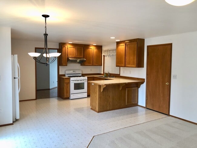 Photo - Recently updated Lynnwood Rambler in a quiet cul-de-sac