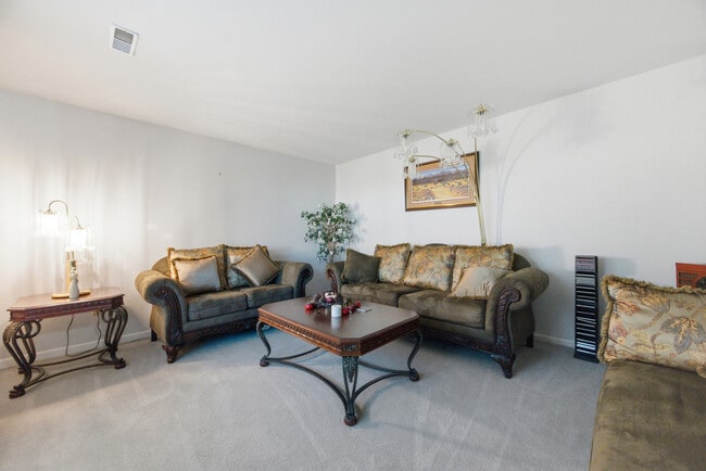 Photo - 205 Orkney Pl