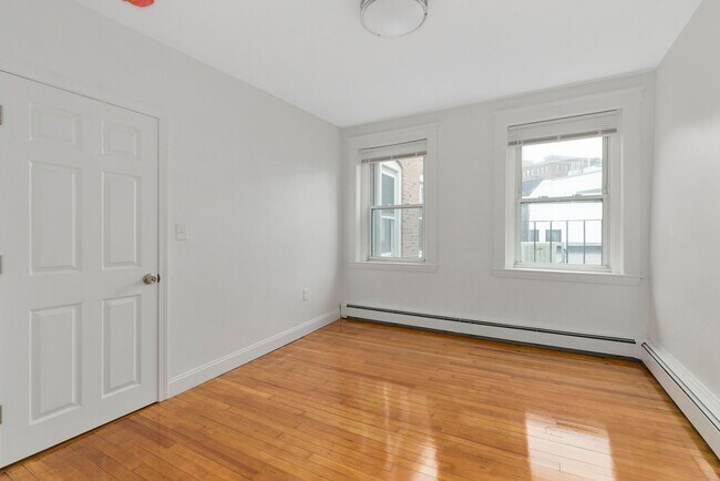 Photo - Nicely renovated 3 bed unit with in-unit l...