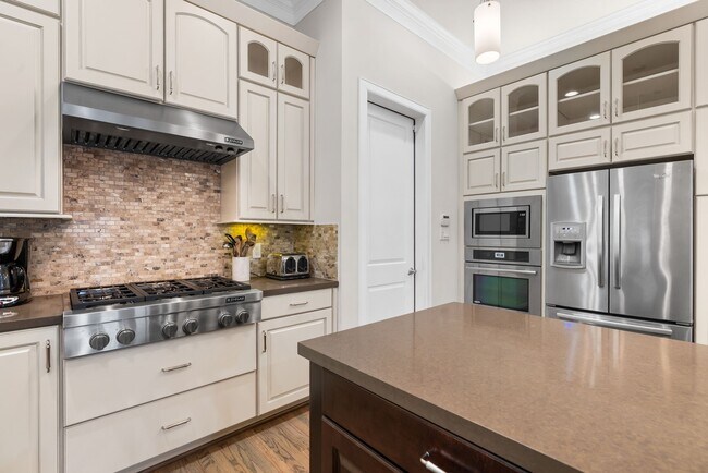 Photo - 3717 Newhouse St