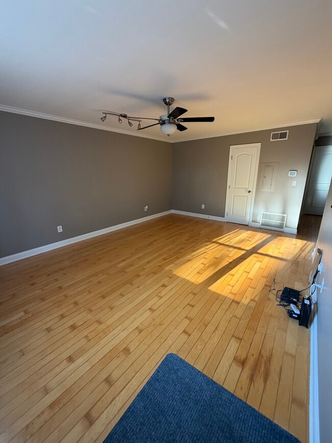 Building Photo - 1397 Broadview Ave Unit 16