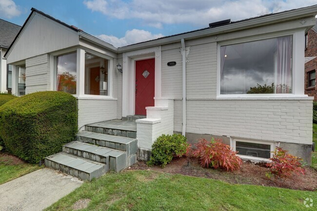 Building Photo - Unique Laurelhurst 3 Bedrooms with 2 Bathr... Rental