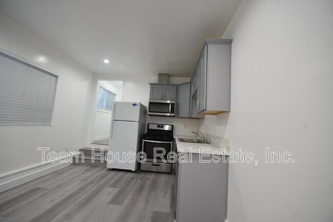 7260 Yolanda Ave