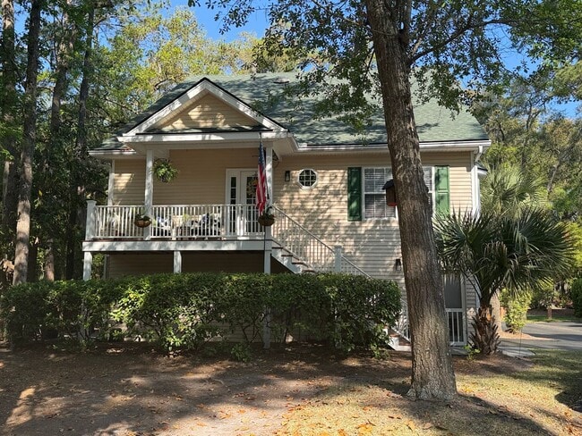 Photo - Beautiful Custom Finishes! - Yacht Cove - Mid Island Location