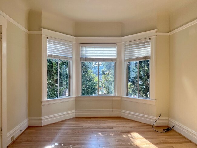 Building Photo - Renovated Top Floor 1BR/1BA. Dual-Pane Bay Windows. Backyard! Unit 503 #2