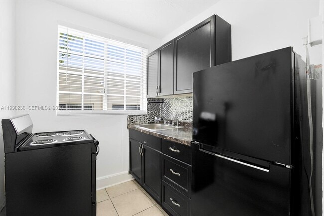 Building Photo - 1563 SW 2nd St Unit 8