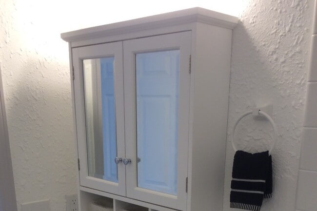 Bathroom With Tub & Shower - 917 Phillips St Unit 917