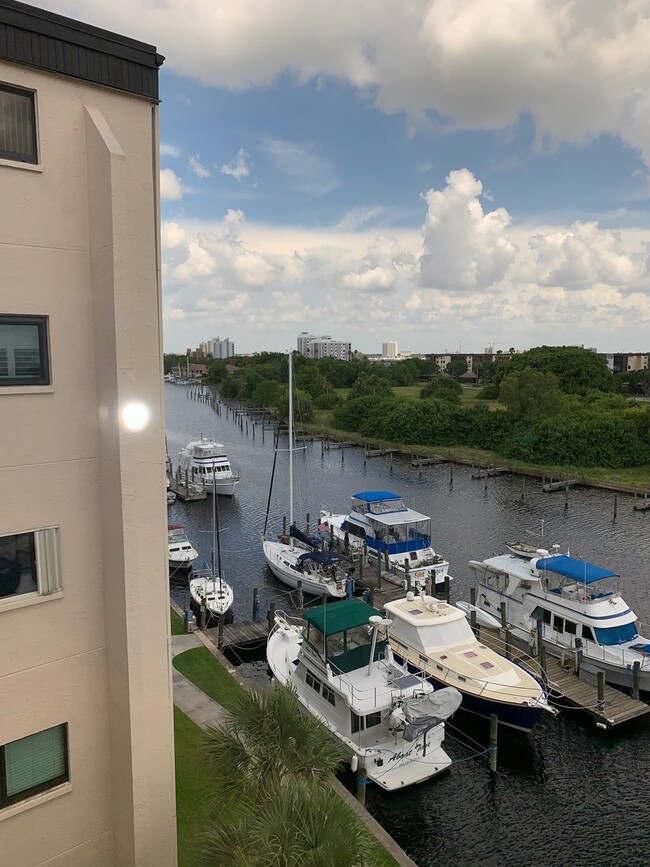 Spectacular 2 bedroom WATERFRONT condo! - Spectacular 2 bedroom WATERFRONT condo!