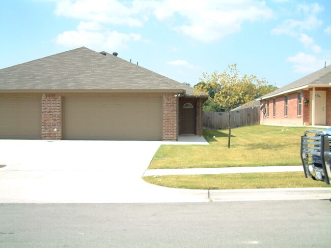 Building Photo - SYLVIA942 Unit 942