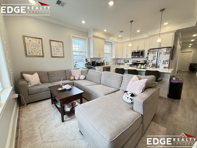 Photo - 225 N Harvard St