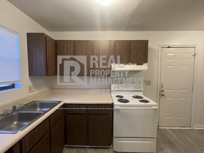 Photo - 631 Maplewood Dr