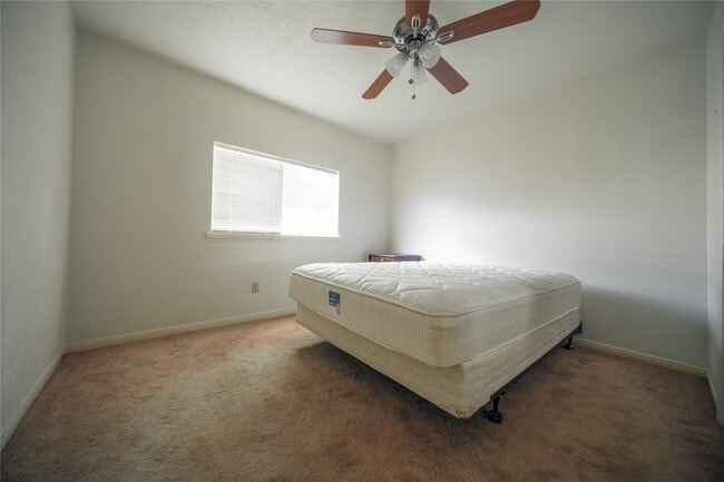 Photo - 13927 Lynnwood Ln