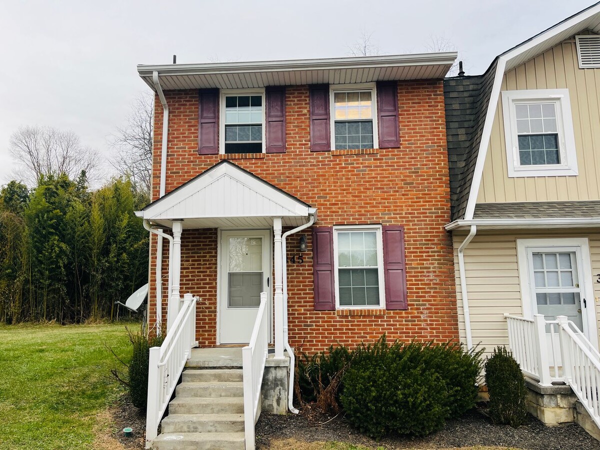 2 Bedroom, 1.5 Bath Townhouse - 2 Bedroom, 1.5 Bath Townhouse