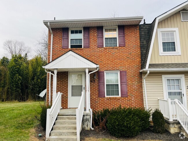 Building Photo - 2 Bedroom, 1.5 Bath Townhouse