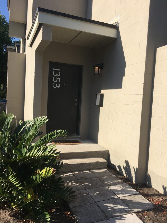 Front stoop - 1353 Harmon Ave Townhome