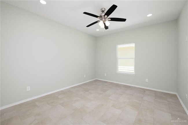 Building Photo - 14 E Mahl St Unit 5