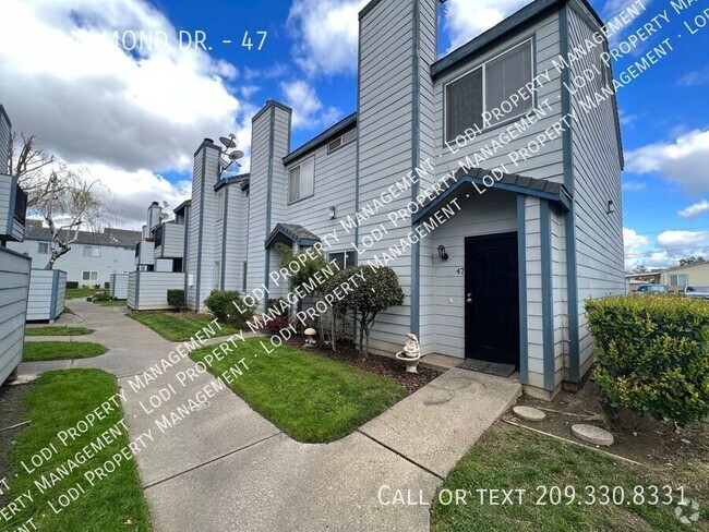 Building Photo - 2 Bedroom Townhome in Gated HOA Community ...