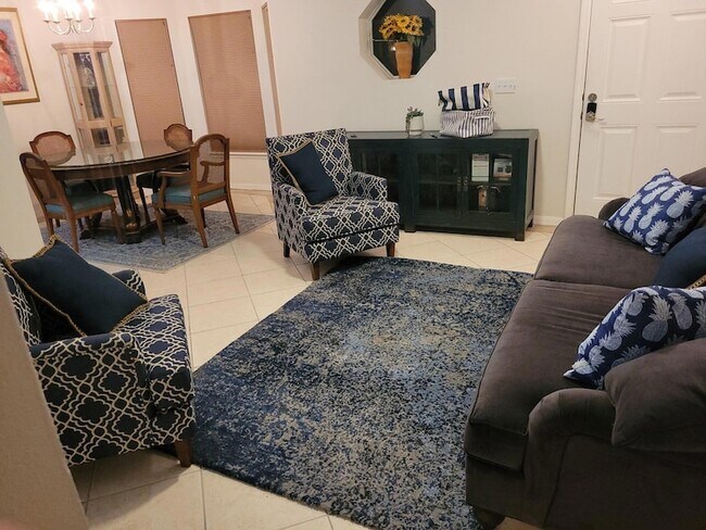 Photo - 365 NW Hibiscus St