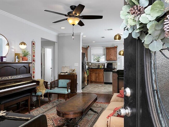 Photo - 574 Church St