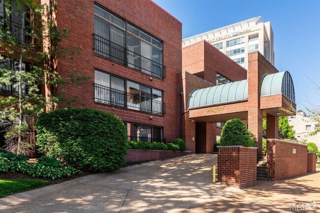 Building Photo - 4570 Laclede Ave Unit 4570 Laclede Ave Apt 308