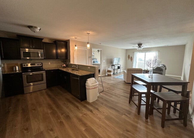 Building Photo - 2212 Chapel Hill Rd Unit 204