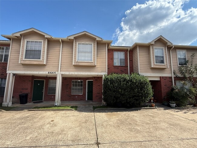 Building Photo - 10007 Emerald Creek Dr Unit C