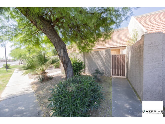 Building Photo - Discover this Impressive 2/1.5 Glendale Townhouse!