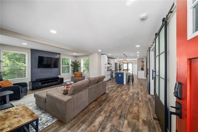 Photo - 298 Roy St SW