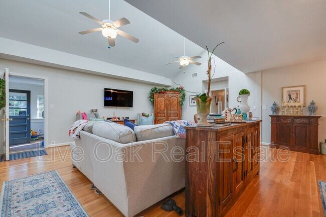 Photo - 1612 Whitethorne Rd