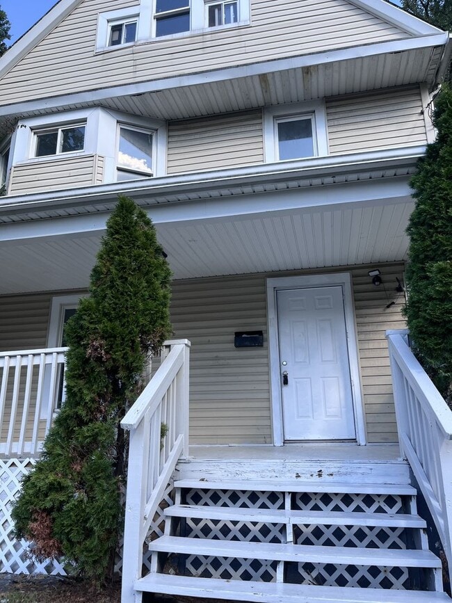 Building Photo - Classic Colonial Charm with Modern Comforts –  3 Bedroom Home!