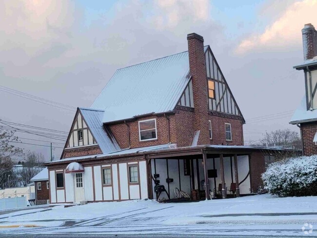 Building Photo - 215 Broad St Unit C Rental