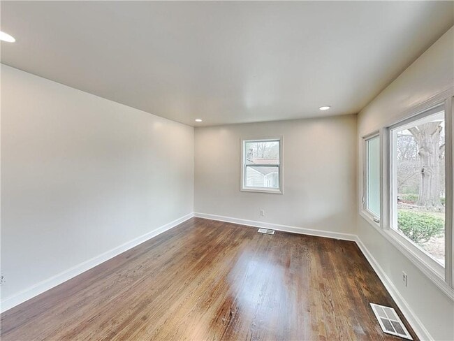 Photo - 1958 Maywood Pl NW