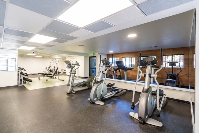 Gimnasio renovado | Creekwood | Apartamentos en alquiler en Hayward CA