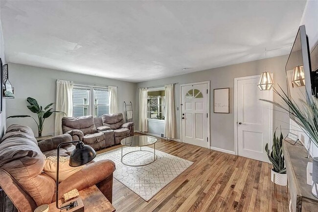 Photo - 524 La Plant St