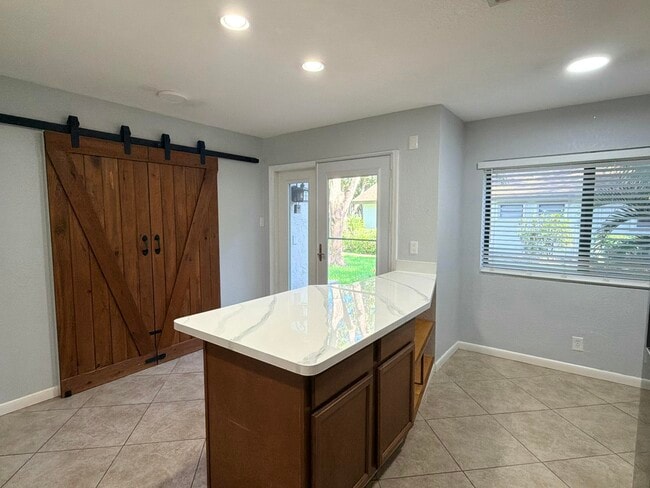 Building Photo - 4075 Palm Forest Dr N