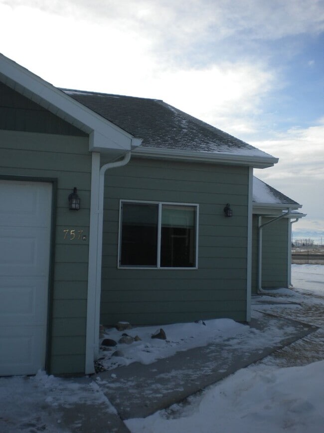 R757 - R757 Apartment Unit A