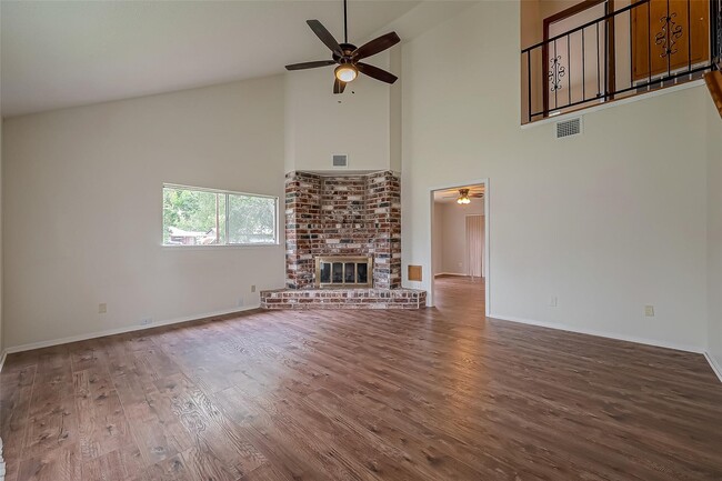 Photo - 227 Glencairn Ct