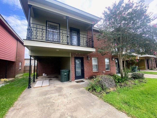 Building Photo - 2-Bed, 2.5-Bath Townhouse Near McNeese State University Unit 357 East Sale Road
