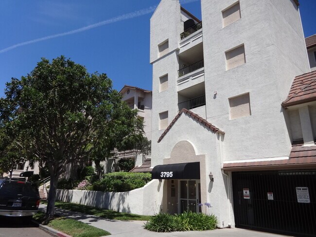 Centrally Located 2nd floor Upgraded Condo - Centrally Located 2nd floor Upgraded Condo