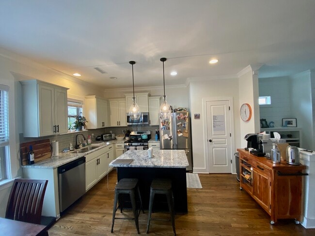 Building Photo - 307 Lyric St