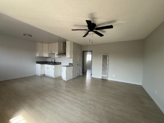 Building Photo - 609 W 94th St Rental