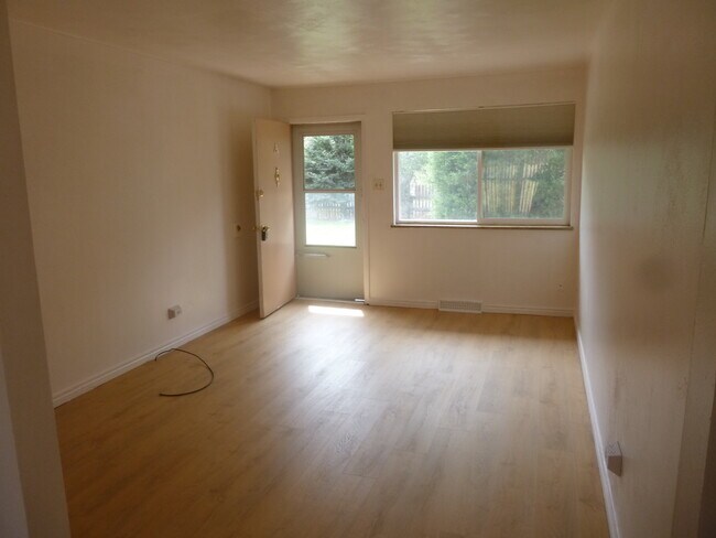 LIVING ROOM - 720 Miller Ct