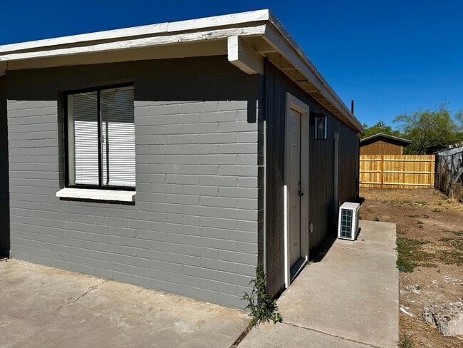 Photo - Beautiful Remodeled Studio With Private Backyard In Coolidge!