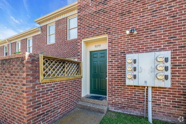 Building Photo - Awesome 1BE/1BA townhouse in the heart of ...