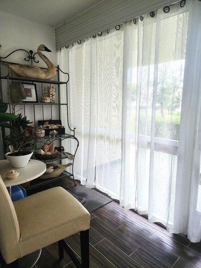 Building Photo - 804 SE 7th St Unit 101