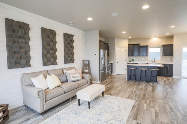 Photo - 3309 6th Way E