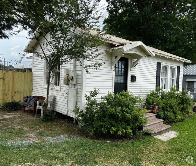Building Photo - One Bedroom, One Bathroom, House with yard...